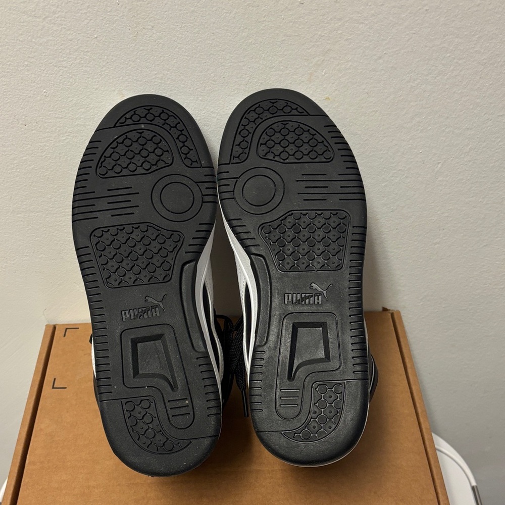 Puma Women’s or Men’s Black and White High-Top Sneakers, ( Men’s: 6 or Women:8) - Picture 5 of 8